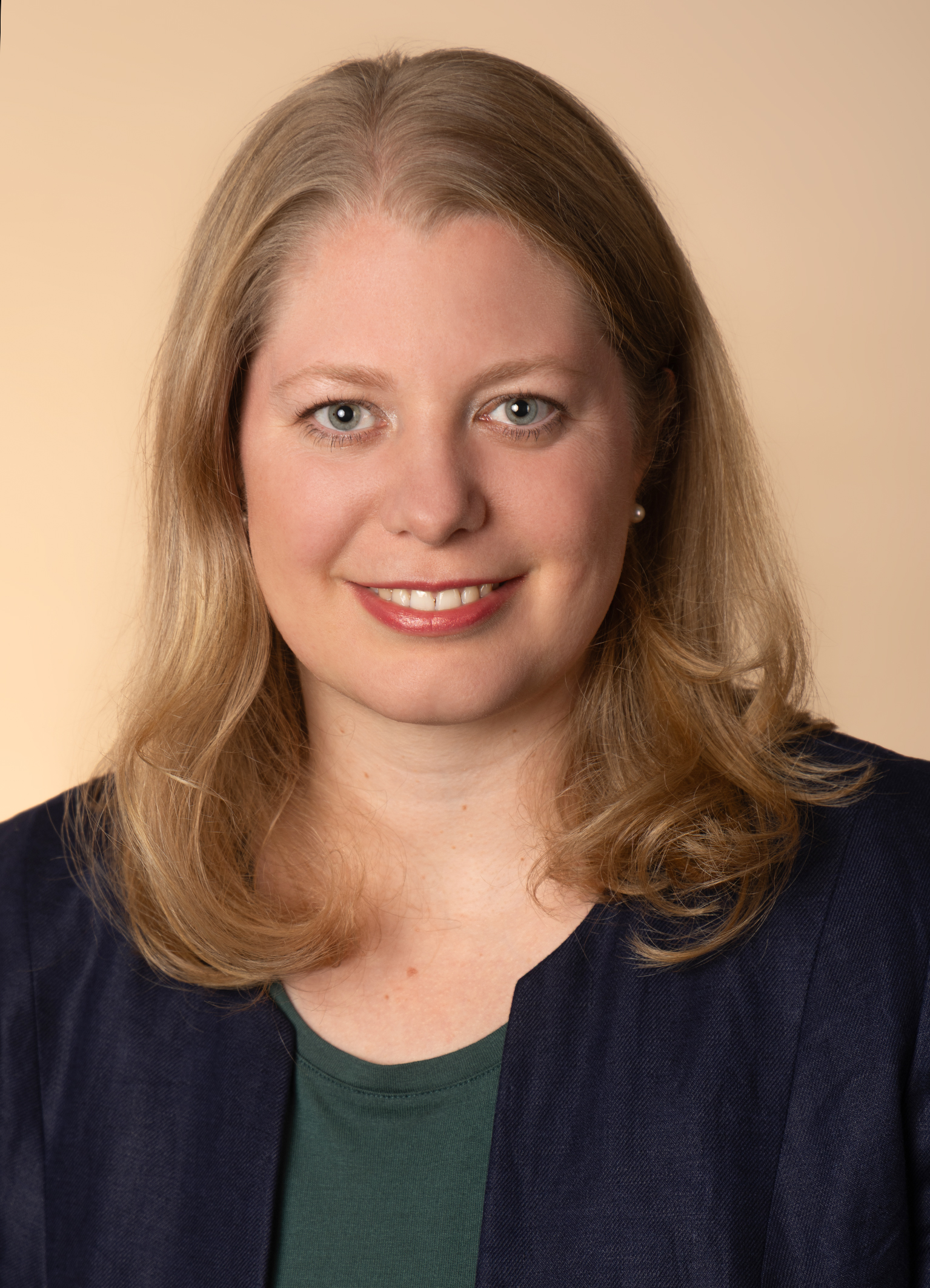 Professioneller Mediator in ruhiger Büroumgebung